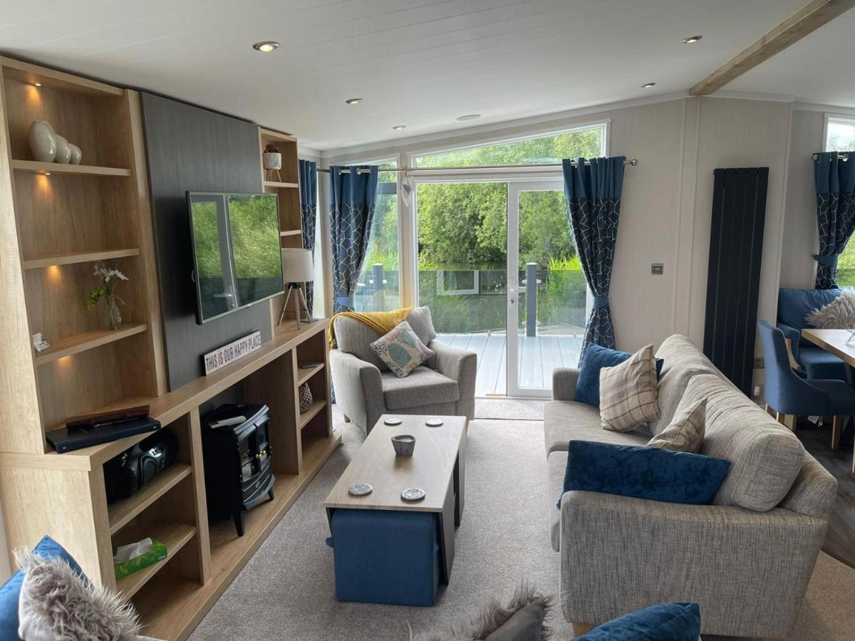 Indulgence Lakeside Lodge I3 With Hot Tub, Private Fishing Peg Situated At Tattershall Lakes Country Park Exterior foto