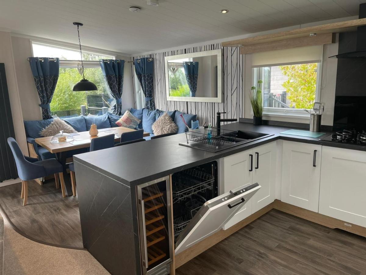 Indulgence Lakeside Lodge I3 With Hot Tub, Private Fishing Peg Situated At Tattershall Lakes Country Park Exterior foto