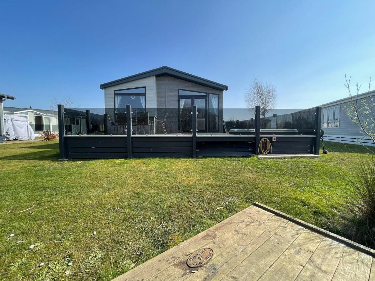 Indulgence Lakeside Lodge I3 With Hot Tub, Private Fishing Peg Situated At Tattershall Lakes Country Park Exterior foto